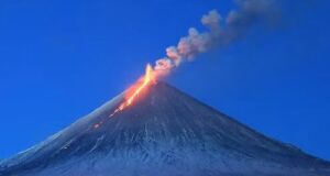 Tras sismo de 8.7 en Kamchatka hace erupción volcán.