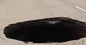 Caos vial en la Calzada Ignacio Zaragoza por Socavón de 4 metros.