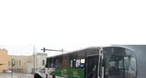 Presuntas “normalistas de Teteles”, acompañadas por personas encapuchadas prendieron fuego a unidades del Sistema Ruta