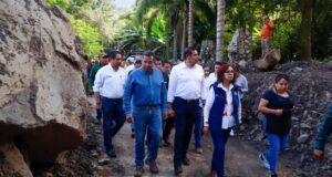 Gobierno federal y estatal restablecen caminos, entregan víveres y rehabilitan servicios en Pahuatlán